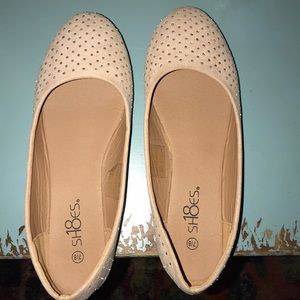 Nude flats with rhinestones size 7/8 NEW